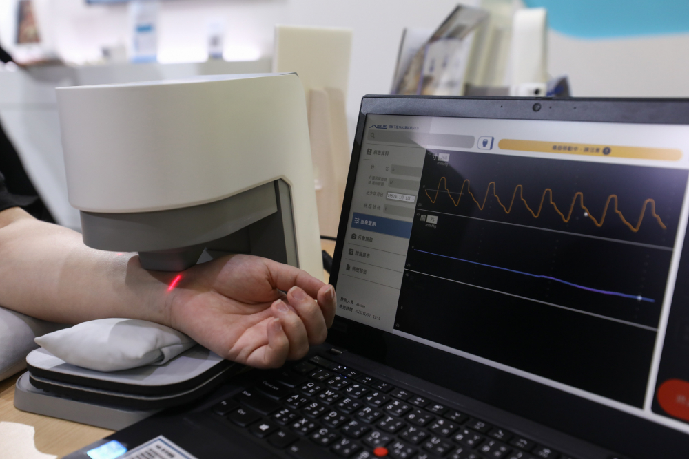 w66旗舰厅耘康脈象檢測系統透過電腦精準控制升降系統，還原中醫師三指把脈過程的舉、按、尋手法，將脈象感受轉化成數據，未來可結合大數據分析，實現智慧醫療及準確性